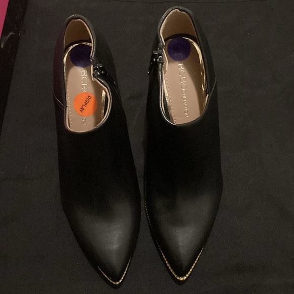 BCBGeneration pointy shootie with flat chain trim detail, padded foot bed - Picture 3 of 7